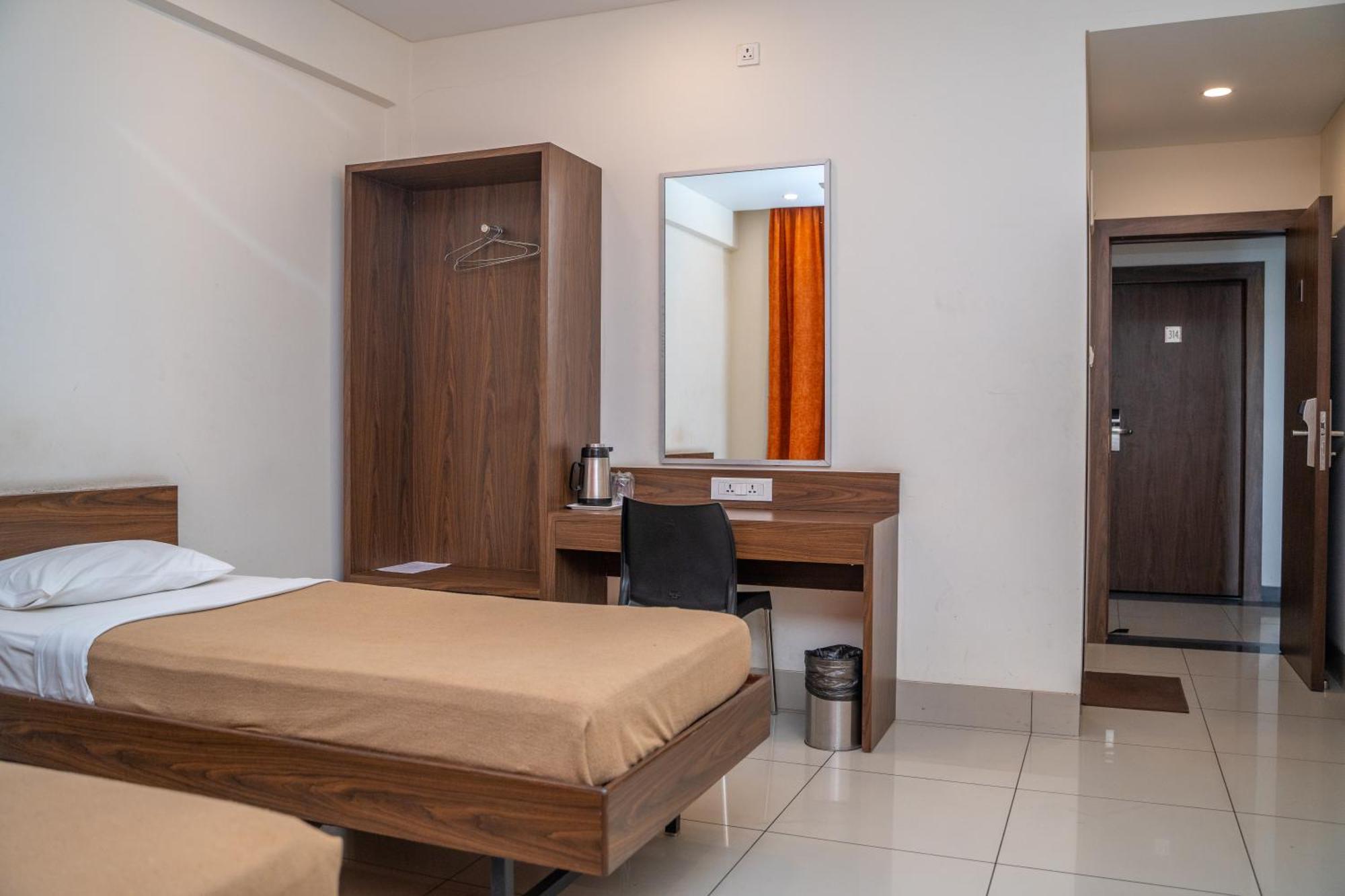 Hotel Dreamland ปูเน่ ภายนอก รูปภาพ