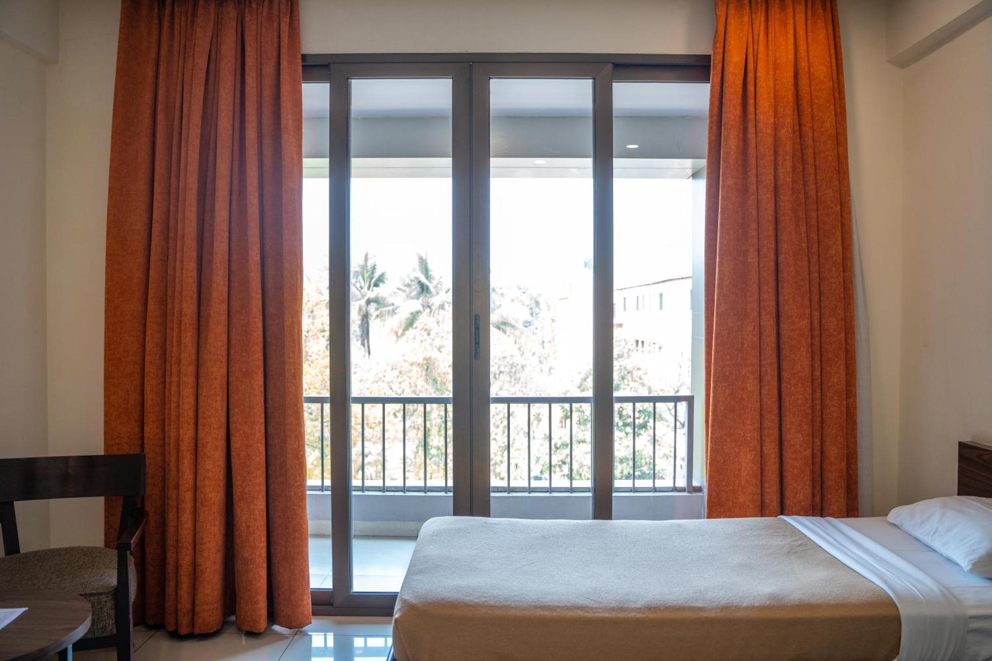 Hotel Dreamland ปูเน่ ภายนอก รูปภาพ