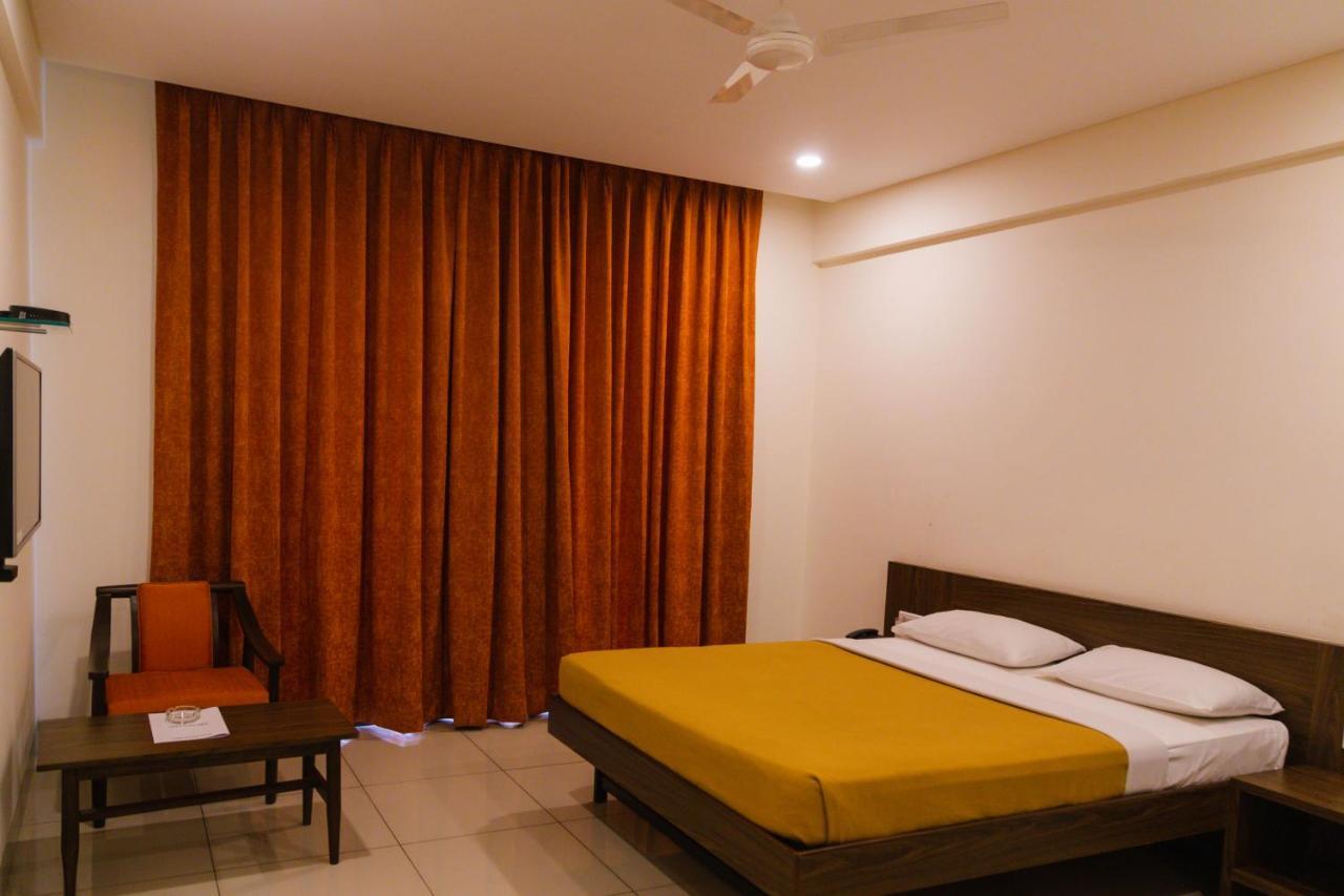 Hotel Dreamland ปูเน่ ภายนอก รูปภาพ